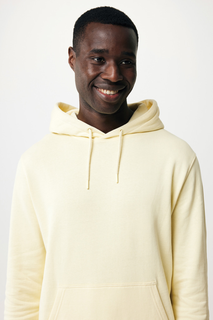 Homme souriant portant un sweat à capuche beige