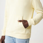 Homme portant un sweat beige et un jean clair