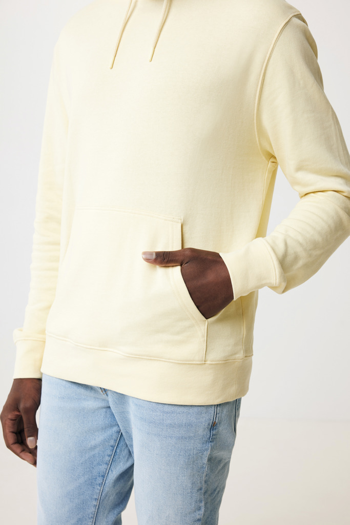 Homme portant un sweat beige et un jean clair