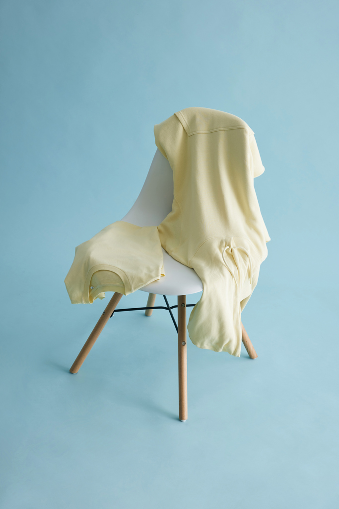 Vêtements jaunes posés sur une chaise blanche