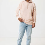 Homme portant un sweat rose et jean clair