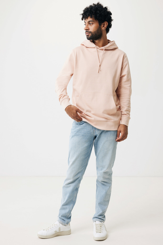 Homme portant un sweat rose et jean clair