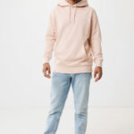 Homme portant un sweat rose et jean clair