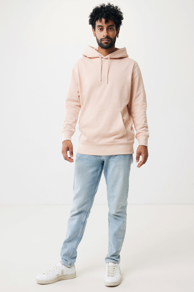 Homme portant un sweat rose et jean clair