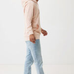 Homme portant hoodie rose et jean clair