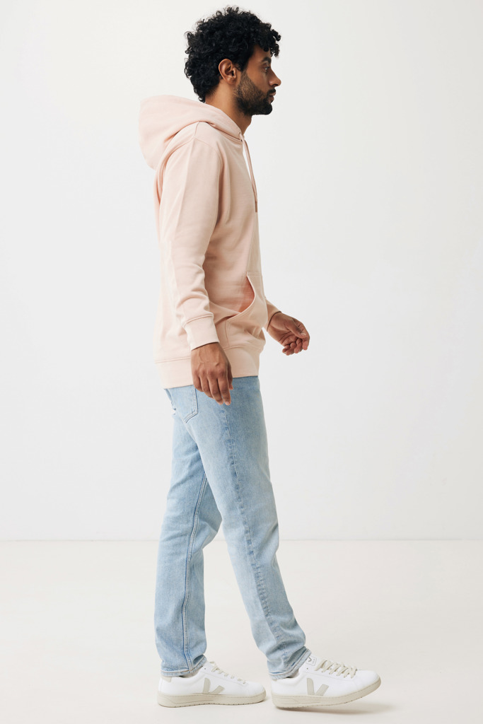 Homme portant hoodie rose et jean clair