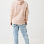 Personne portant un sweat rose et un jean clair