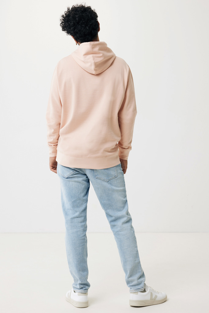 Personne portant un sweat rose et un jean clair