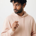 Homme portant un sweat à capuche rose pâle
