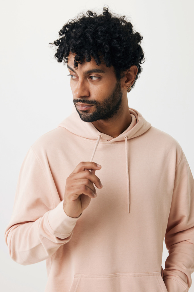 Homme portant un sweat à capuche rose pâle