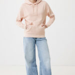 Personne portant un sweat beige et un jean large