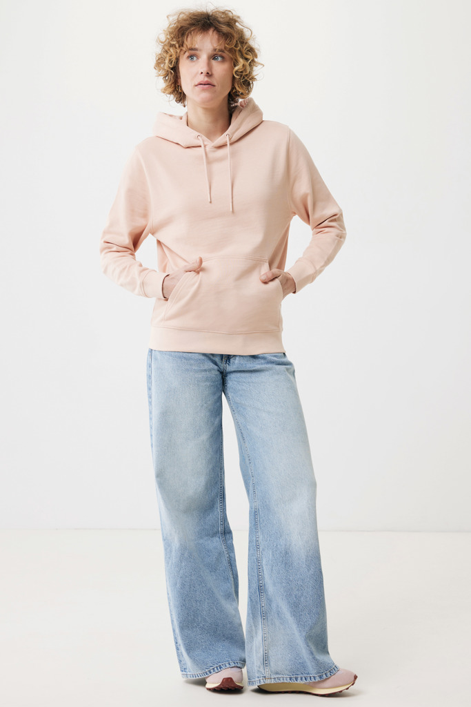 Personne portant un sweat beige et un jean large