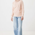 Personne portant un sweat rose et jean clair.