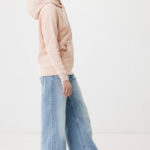 Personne portant un sweat rose et jean large.