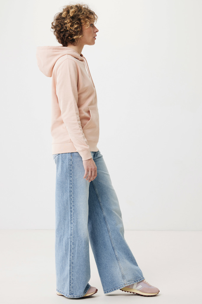 Personne portant un sweat rose et jean large.