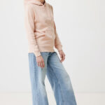 Personne portant un sweat rose et un jean large