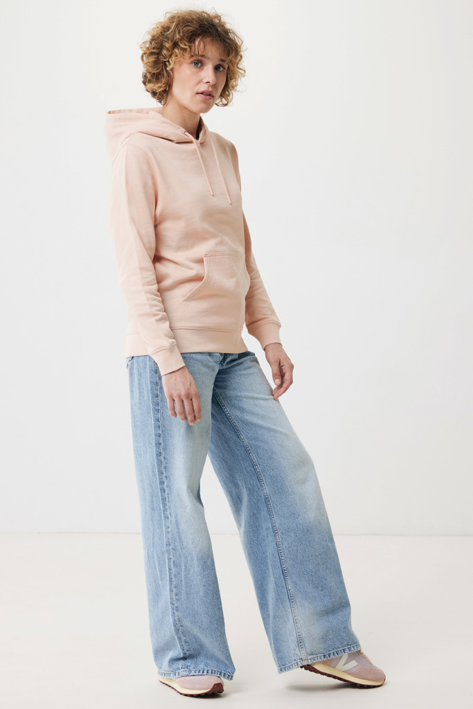 Personne portant un sweat rose et un jean large
