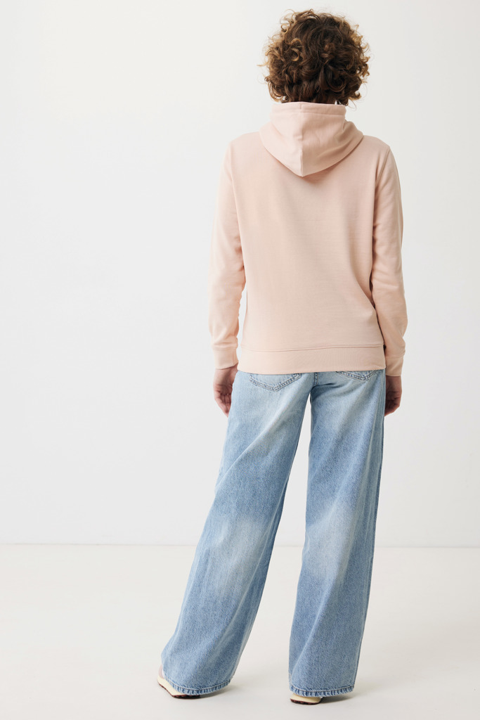 Personne portant un sweat rose et un jean large