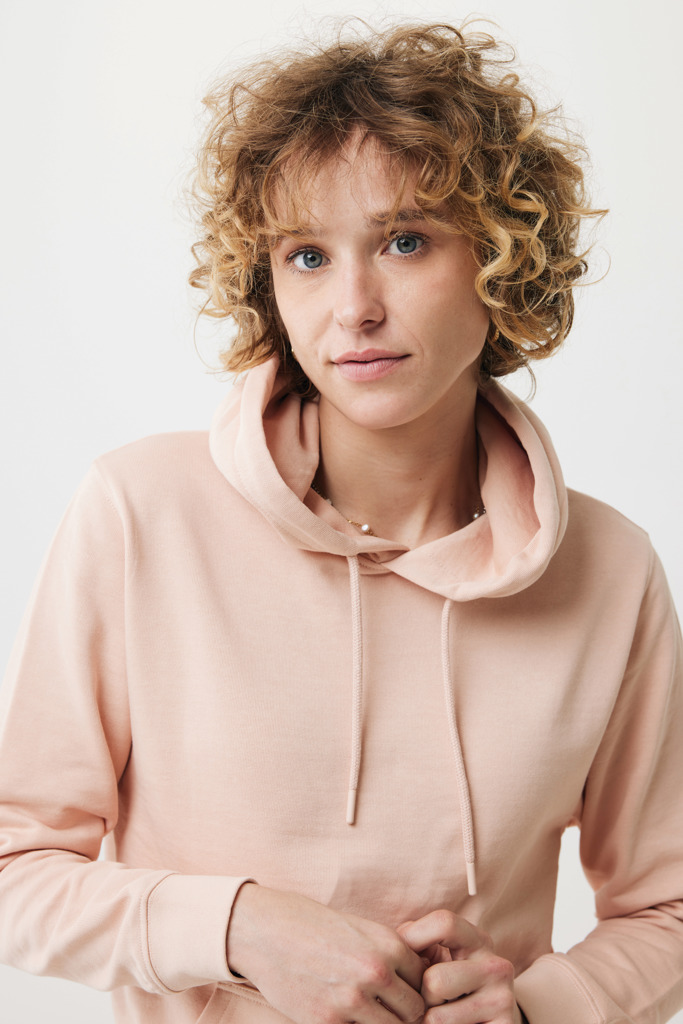 Personne portant un sweat à capuche rose pâle