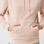 Sweat à capuche beige porté avec jean bleu