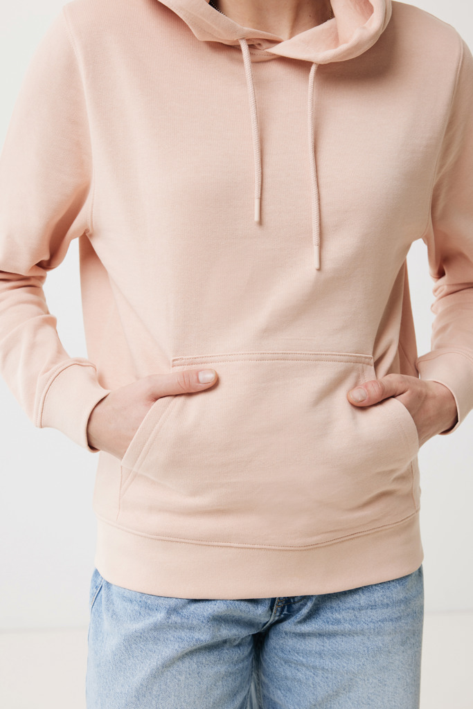 Sweat à capuche beige porté avec jean bleu