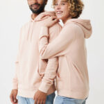 Couple portant des sweats à capuche beiges assortis