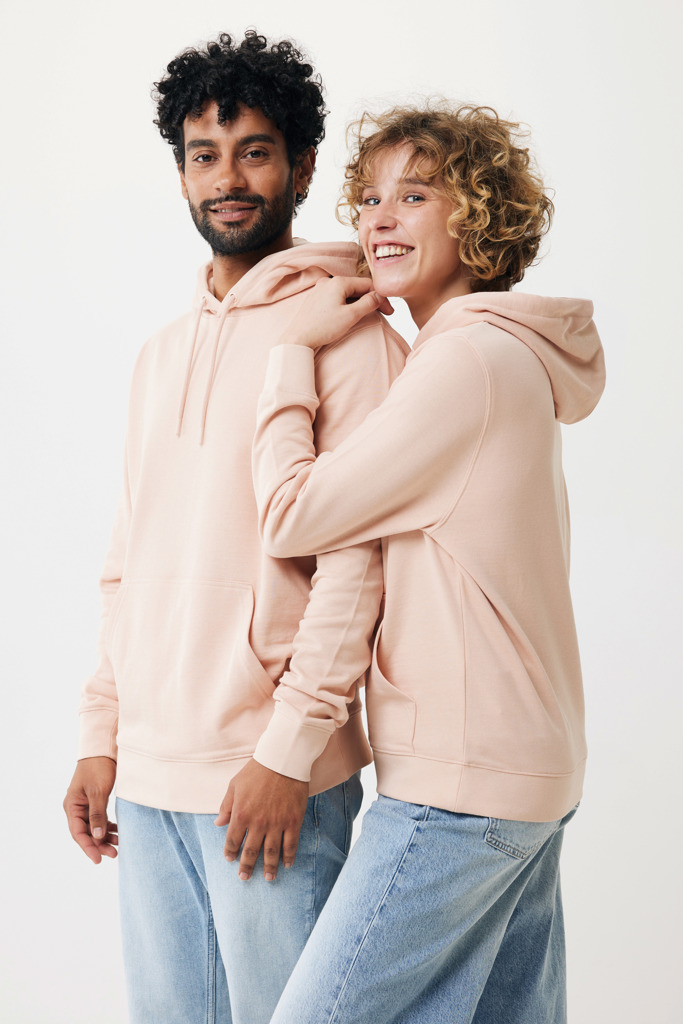 Couple portant des sweats à capuche beiges assortis