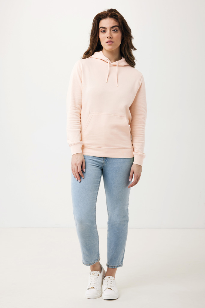 Femme portant un sweat beige et jean clair
