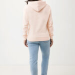 Femme portant un sweat rose et jean bleu