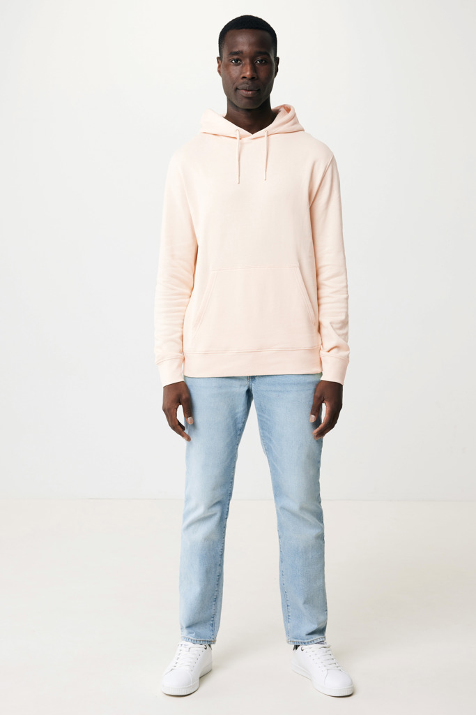 Homme portant un sweat beige et jean clair