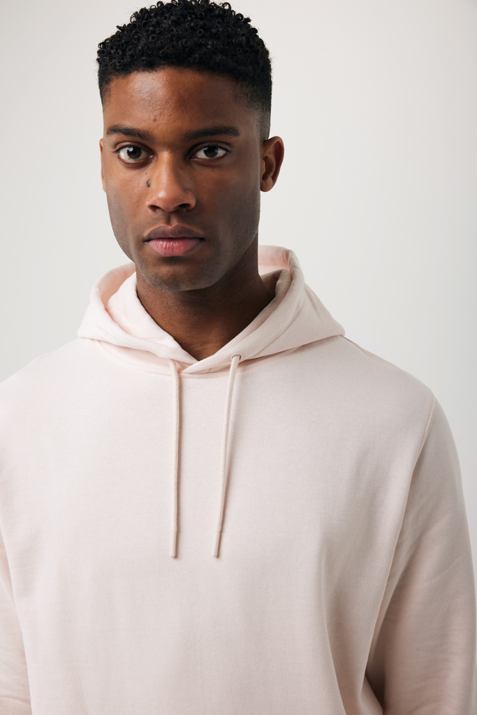 Personne portant un sweat à capuche rose clair