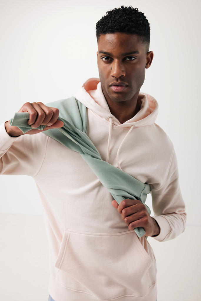 Homme portant un sweat à capuche beige clair