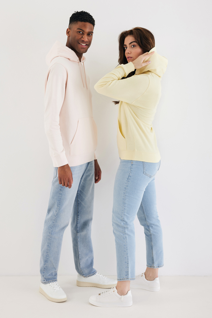 Deux personnes portent des sweats à capuche pastel.
