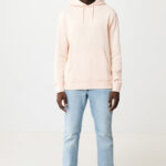 Homme portant un sweat beige et jean clair