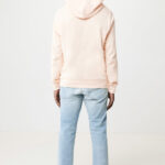 Personne portant un sweat à capuche rose clair