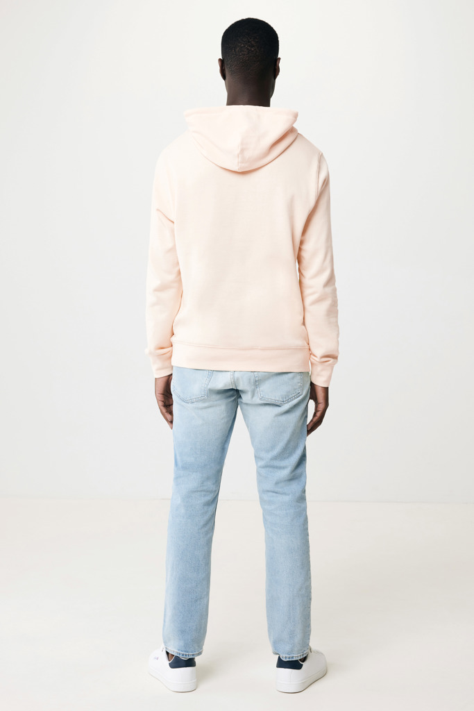 Personne portant un sweat à capuche rose clair