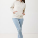Femme portant un sweat beige et jean clair.