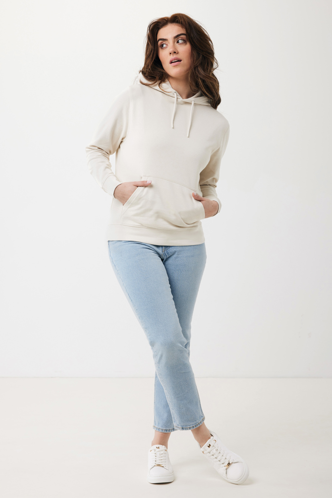 Femme portant un sweat beige et jean clair.