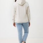 Personne portant un sweat à capuche beige et jean.