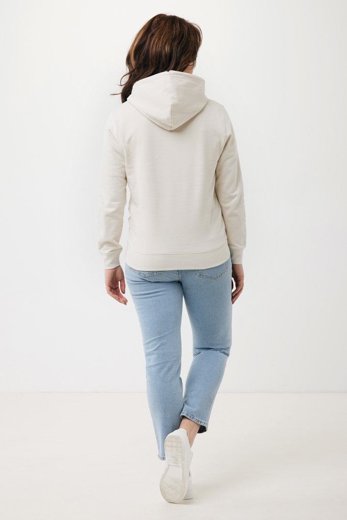 Personne portant un sweat à capuche beige et jean.