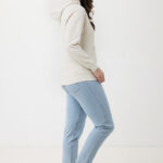 Femme portant un sweat beige et jean clair.