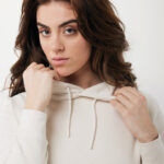 Personne portant un sweat à capuche beige.