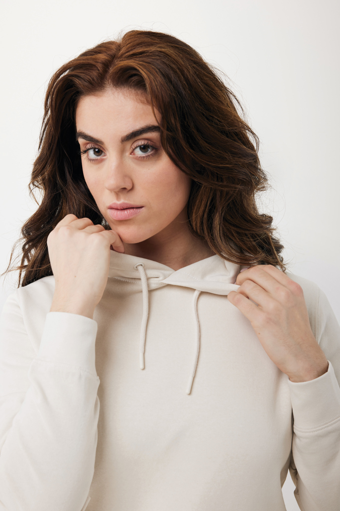 Personne portant un sweat à capuche beige.