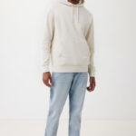 Homme portant un sweat beige et un jean clair