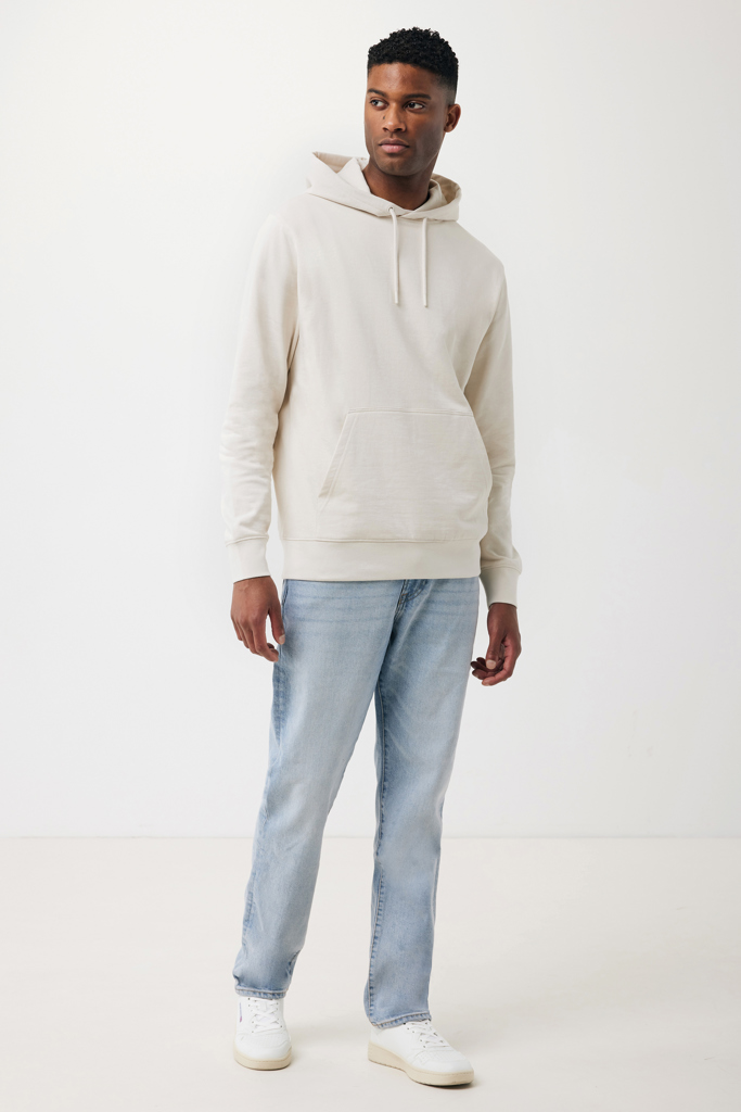 Homme portant un sweat beige et un jean clair