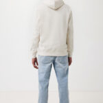 Homme portant hoodie beige et jean clair