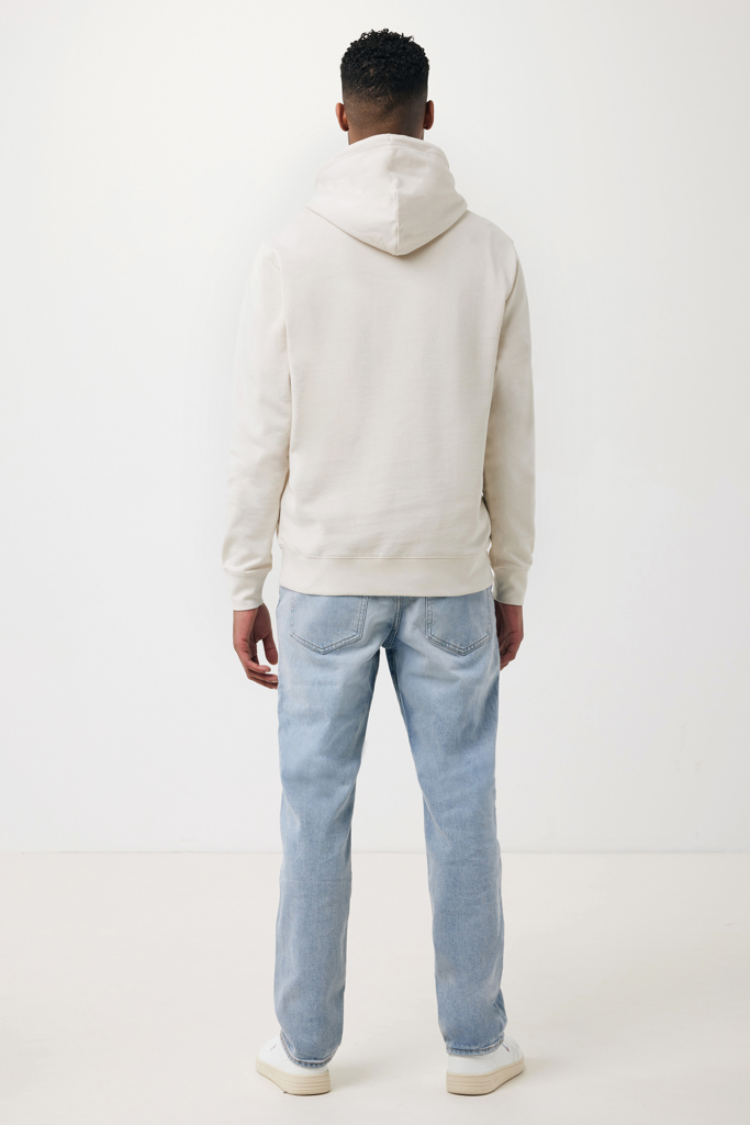 Homme portant hoodie beige et jean clair