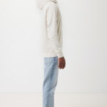 Homme portant sweat beige et jean clair
