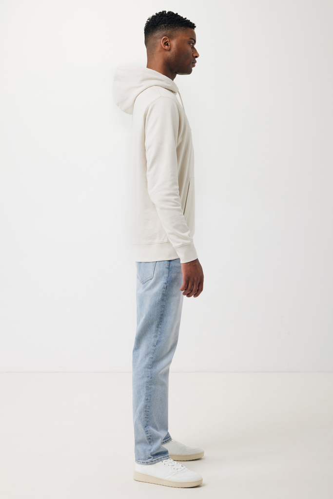 Homme portant sweat beige et jean clair