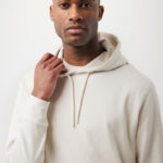 Homme portant un sweat à capuche beige
